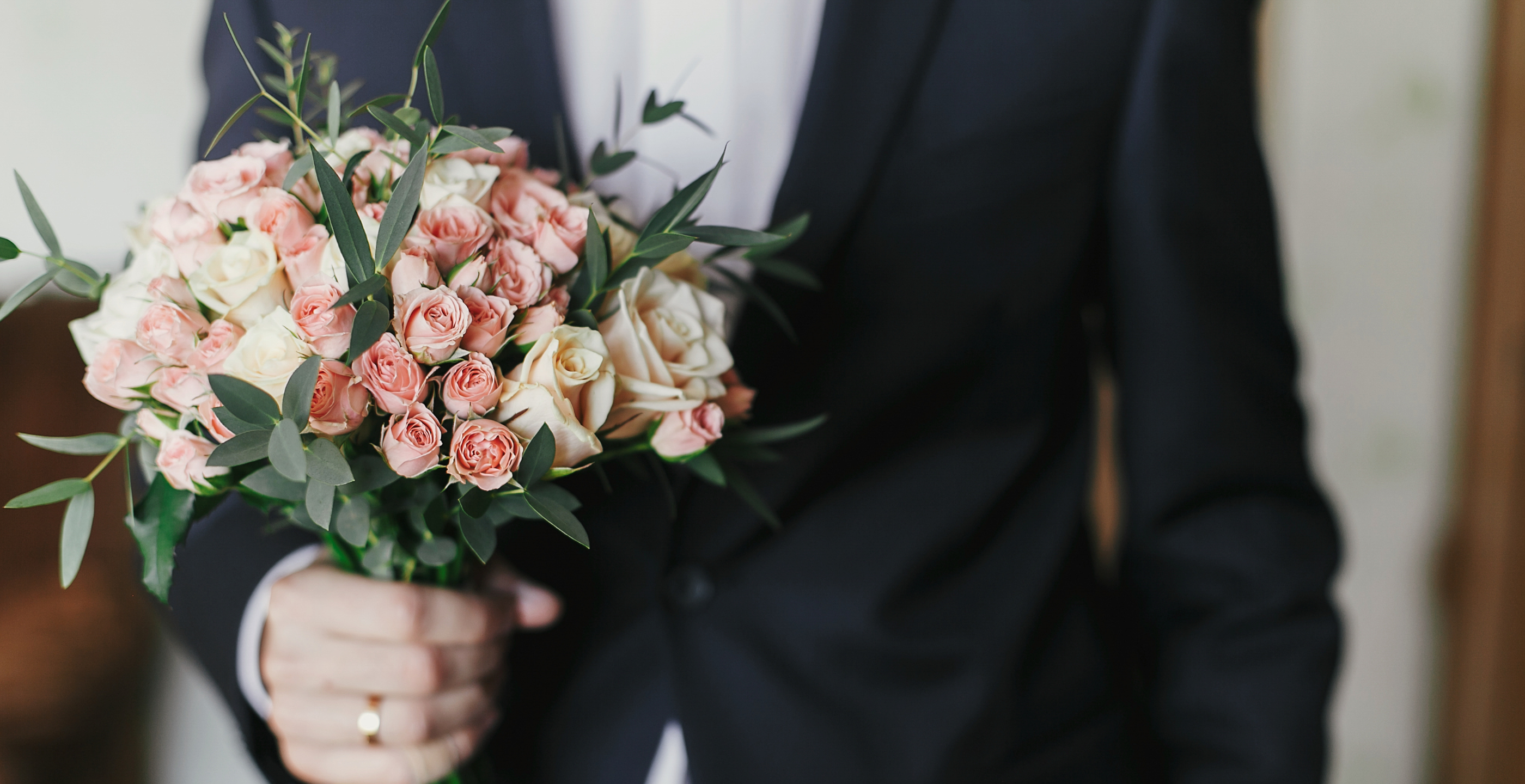 Is it appropriate to wear a pink tie on a date?